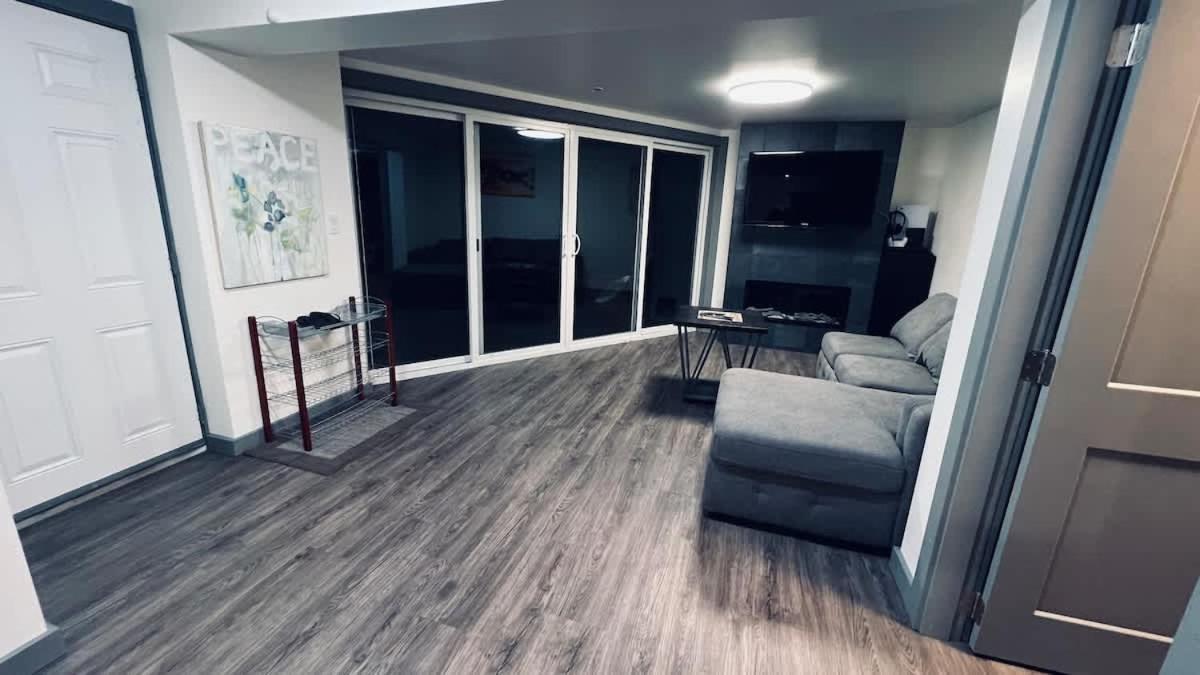 Tranquil Oasis 2 Bedroom Suite With Pool View 빅토리아 외부 사진