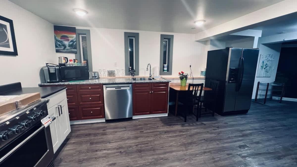 Tranquil Oasis 2 Bedroom Suite With Pool View 빅토리아 외부 사진