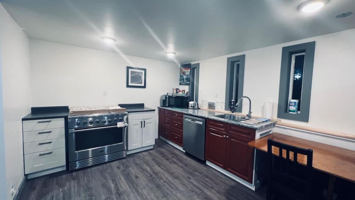 Tranquil Oasis 2 Bedroom Suite With Pool View 빅토리아 외부 사진