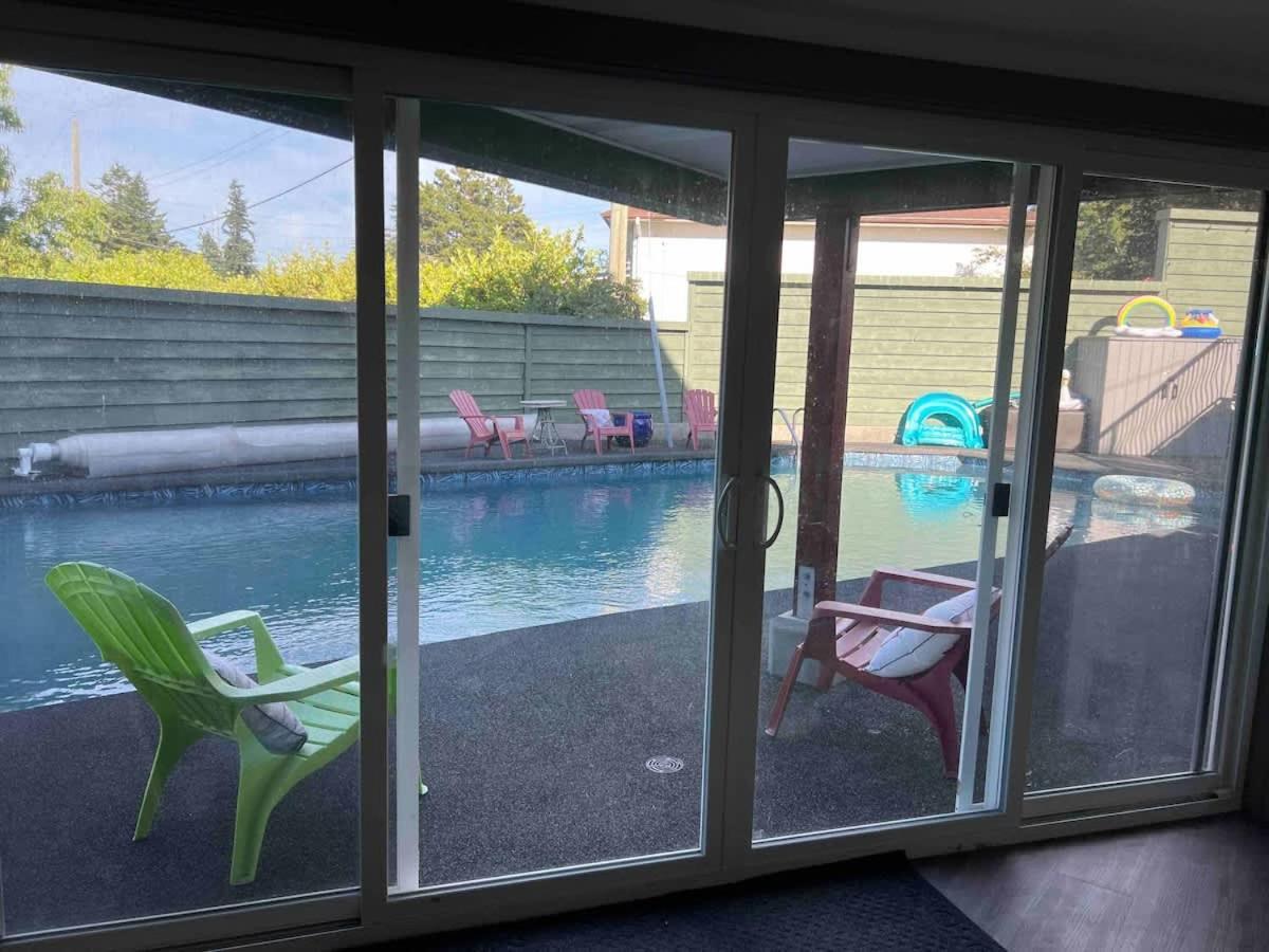 Tranquil Oasis 2 Bedroom Suite With Pool View 빅토리아 외부 사진