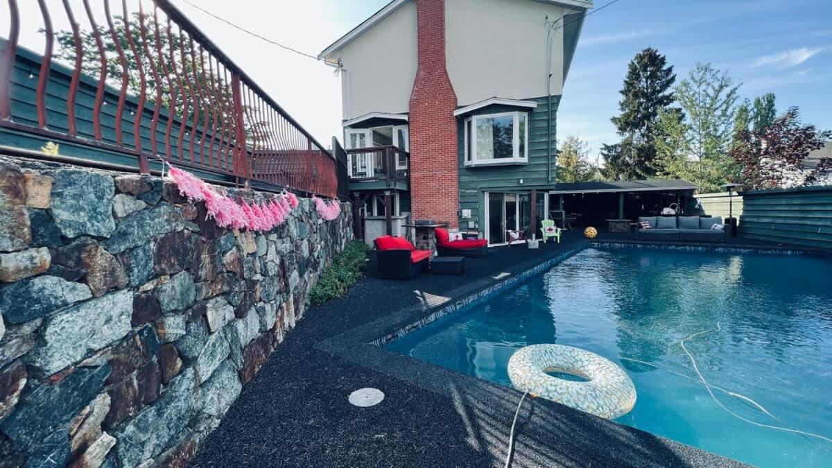 Tranquil Oasis 2 Bedroom Suite With Pool View 빅토리아 외부 사진
