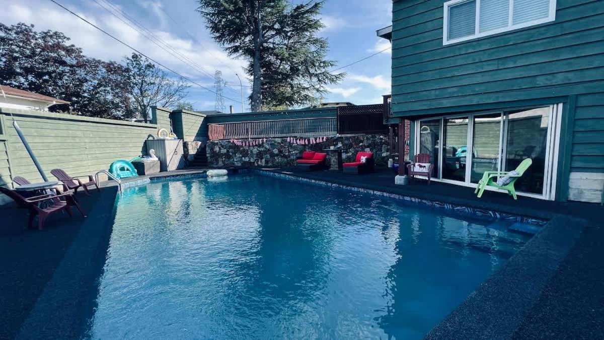 Tranquil Oasis 2 Bedroom Suite With Pool View 빅토리아 외부 사진